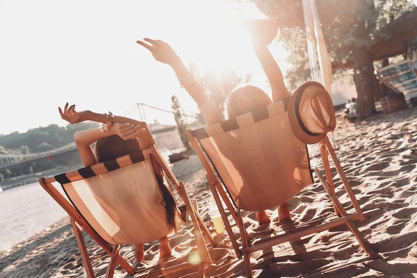 Rückansicht Von Frauen Beim Sonnenbaden Während Sie Sich Auf Liegestühlen — Stockfoto