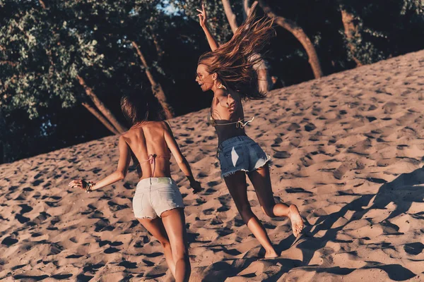 Dwie Młode Kobiety Krótkich Spodenkach Uruchomiona Piaszczystej Plaży — Zdjęcie stockowe