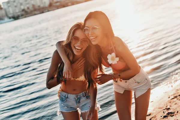 Дві Щасливі Молоді Жінки Проводять Вільний Час Пляжі — стокове фото