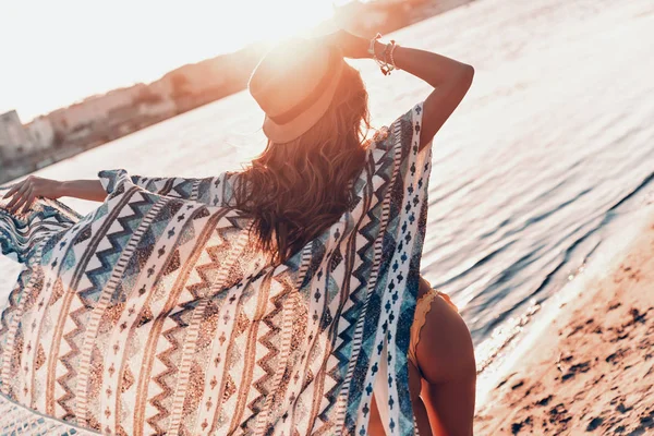 Achteraanzicht Van Vrouw Genieten Van Zonsondergang Aan Kust Van Rivier — Stockfoto