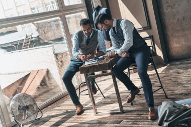 çalışma ve modern ofis pencere ile masada dergi okuma işadamları 
