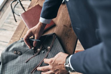 Moda Tasarımcısı Giyim Tasarım Stüdyosu çalışırken renk örneği ve düğmeleri kumaş seçimi yakın çekim