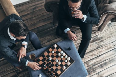 satranç oynamayı ve viski içme erkeklerin üstten görünüm