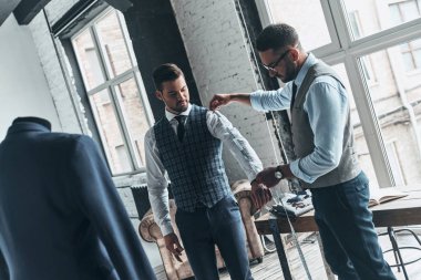 Genç Moda Tasarımcısı ölçüm istemci kol atölye dururken