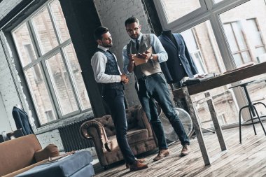Tam uzunlukta iki genç moda adamın tartışma duran Atölyesi