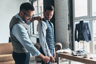 Genç Moda Tasarımcısı ölçüm istemci kol onun atölyesinde dururken