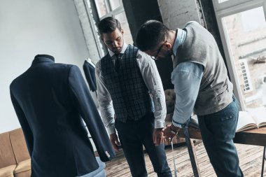 Genç Moda Tasarımcısı ölçüm istemci kol atölye dururken