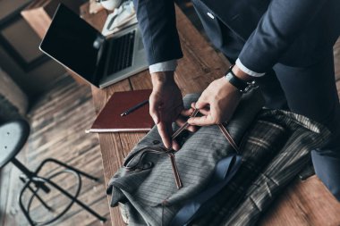 Moda Tasarımcısı Giyim Tasarım Stüdyosu masasında çalışırken kumaş renk örneği seçme yakın çekim 