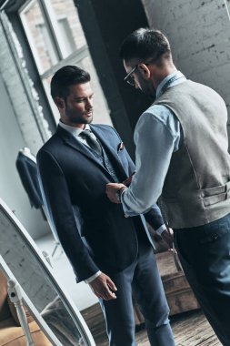 Moda Tasarımcısı müvekkilinin elbise ayarlama, yardım 
