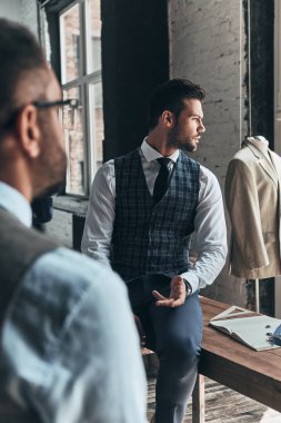 iki genç moda erkek atölyesinde vakit ise tartışma
