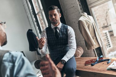 iki genç moda erkek atölyede tartışma
