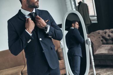 yakışıklı maço erkek takım elbise ayakta atelier aynada