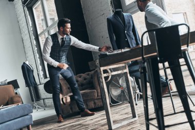 moda erkek giyim atölyede konuşmaya sahip