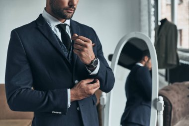 yakışıklı maço erkek takım elbise ceket kol atelier ayarlama