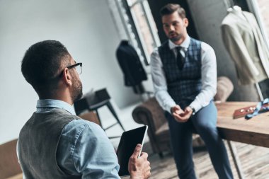 söz ve dijital tablet butik tutan iki genç moda erkekler