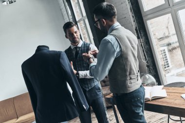 iki genç moda erkek ceket atölye dikiş