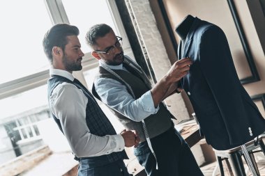 iki genç moda erkek manken cekette ölçme