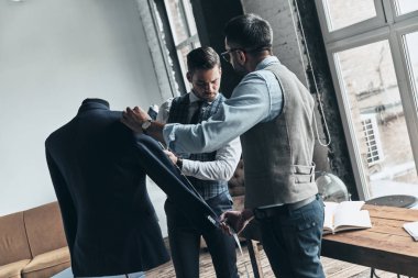 iki genç moda erkek manken ceket kol ölçme