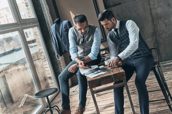 Businessmen Working Trending Design Reading Magazine Table — Stock Photo, Image