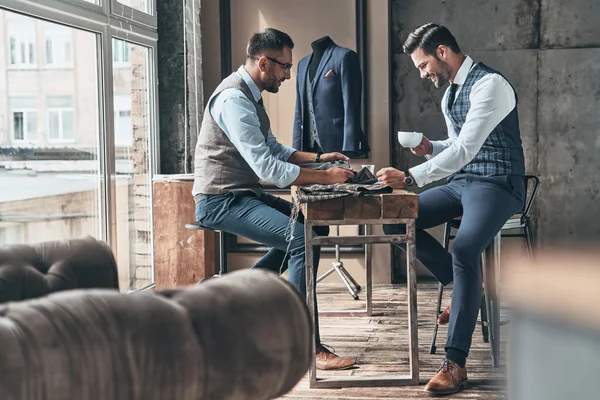 Hombres Negocios Felices Trabajando Ideas Leyendo Revista Mesa Sosteniendo Taza — Foto de Stock