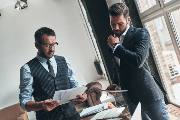 Hommes Affaires Analyse Des Ventes Lecture Documents Papier — Photo