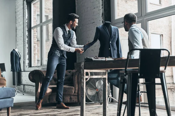 Zwei Junge Modische Männer Messen Jackenärmel Kleiderwerkstatt — Stockfoto