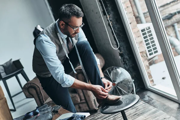 Schöner Junger Mann Anzug Bindet Seinen Schuh Während Der Werkstatt — Stockfoto