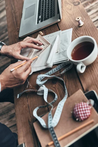 Modeontwerper Tekening Aan Tafel Met Laptop Meetlint Thee Beker — Stockfoto