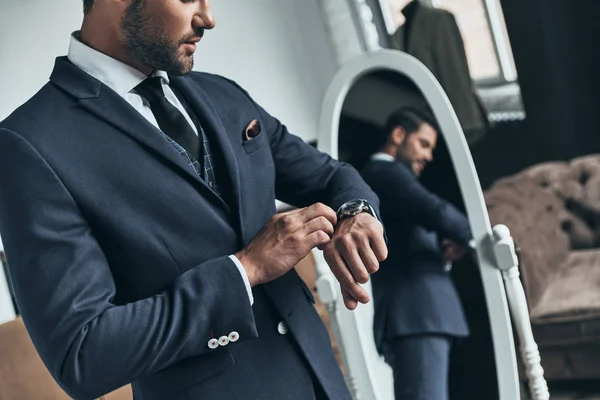 Hombre Traje Comprobando Tiempo Mientras Está Pie Frente Espejo — Foto de Stock