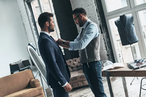 terzi tasarımcı müvekkilinin butik atölye cekette ayarlama