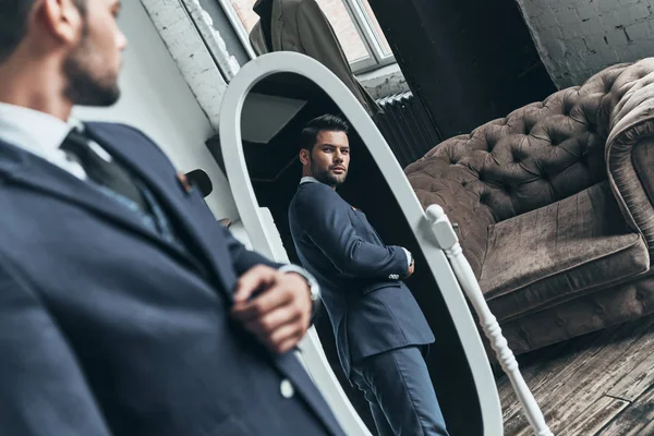 Bonito Macho Homem Olhando Espelho Ajustando Casaco — Fotografia de Stock