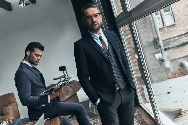 Thoughtful Man Full Suit Looking Camera While Standing Indoors His — Stock Photo, Image