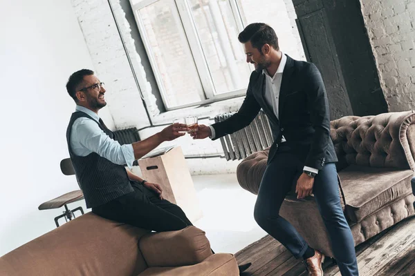 Hombres Guapos Trajes Brindando Entre Con Vasos Whisky — Foto de Stock