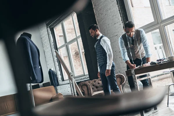 Homem Elegante Que Escolhe Terno Com Ajuda Desenhista Moda Butique — Fotografia de Stock