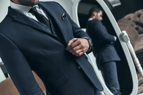 Бизнесмен Куртке Стоящий Перед Зеркалом — стоковое фото