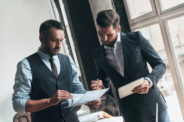 Businessmen Developing New Project Reading Paperworks — Stock Photo, Image