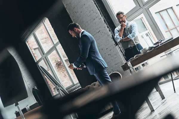 Deux Jeunes Hommes Mode Choisissant Veste Atelier — Photo