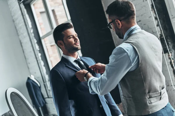 Designer Elegante Ajudando Seu Cliente Ajustando Jaqueta Terno Com Gravata — Fotografia de Stock