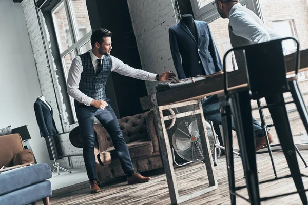 Homens Moda Que Têm Conversando Oficina Roupas — Fotografia de Stock