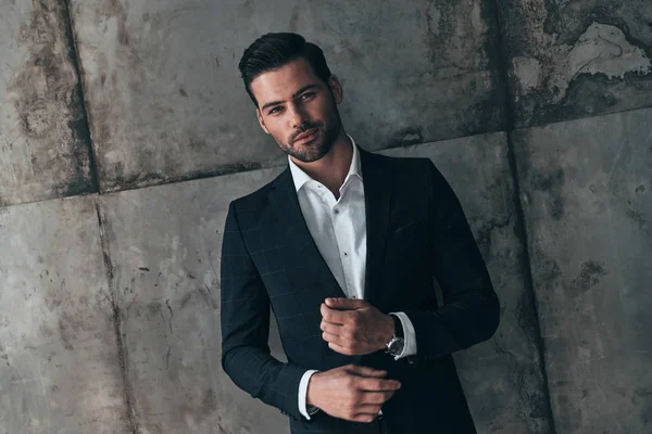 Guapo Macho Hombre Traje Ajustando Chaqueta Mirando Cámara Con Sonrisa — Foto de Stock