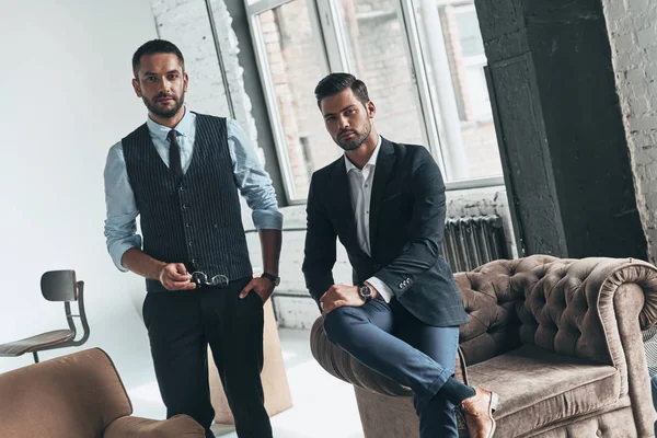 Dos Jóvenes Hombres Guapos Trajes Mirando Cámara Mientras Descansan Oficina — Foto de Stock