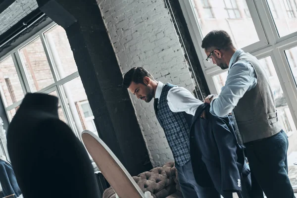 Designer Moda Ajudando Seu Cliente Vestir Enquanto Está Oficina — Fotografia de Stock