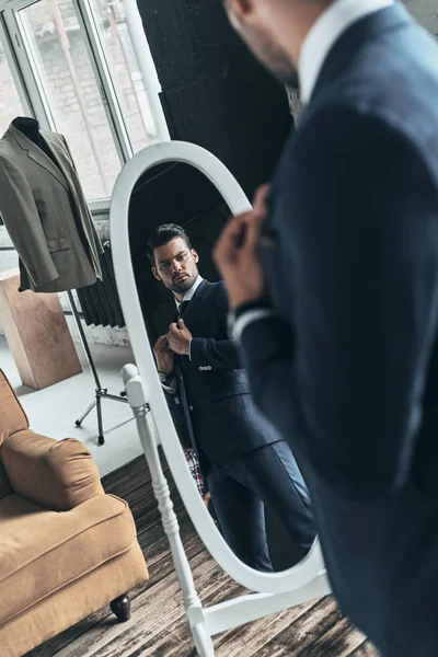 Bonito Macho Homem Terno Ajustando Jaqueta Atelier Olhando Espelho — Fotografia de Stock