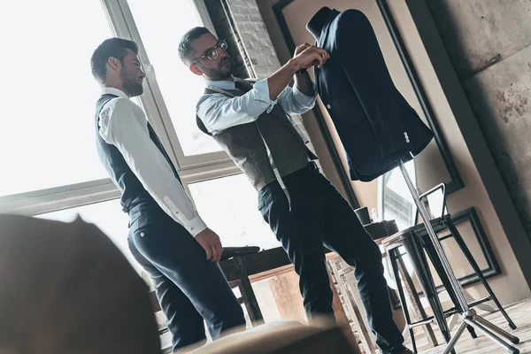 Homens Elegantes Jovens Elegantes Que Medem Jaqueta Enquanto Estão Oficina — Fotografia de Stock