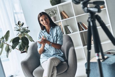 Genç kadın gösteren güzellik ürünü yeni video yapma, yeni kozmetik test ve video vlog kayıt sırasında 