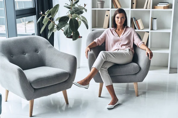 Attractive Young Woman Looking Camera While Sitting Armchair Indoors — Stock Photo, Image