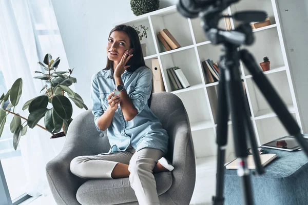 Junge Frau Zeigt Schönheitsprodukt Während Sie Neue Videos Macht Neue — Stockfoto