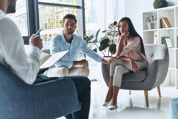 Kaukasische Getrouwd Paar Therapie Sessie Met Psycholoog — Stockfoto