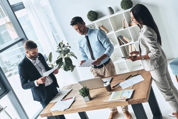 Jeunes Gens Modernes Travaillant Table Dans Bureau Créatif — Photo