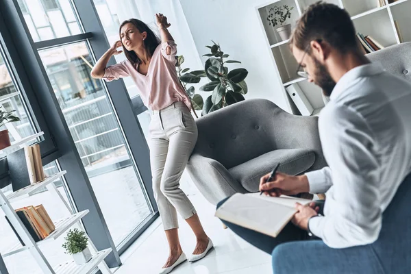 Mujer Que Habla Enojada Teniendo Sesión Terapia Con Psicólogo — Foto de Stock